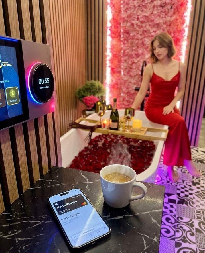 Gość w apartamencie Secret, wanna z płatkami róż i karta pobytu w telefonie