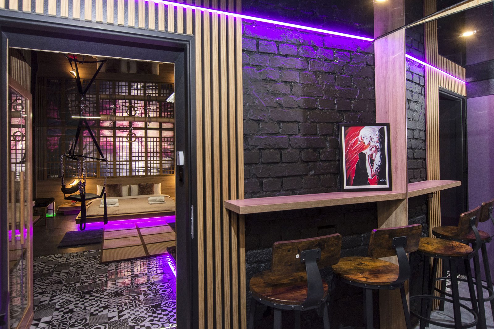 Wnętrza apartamentów Secret: apartament Japan, bar i wejście