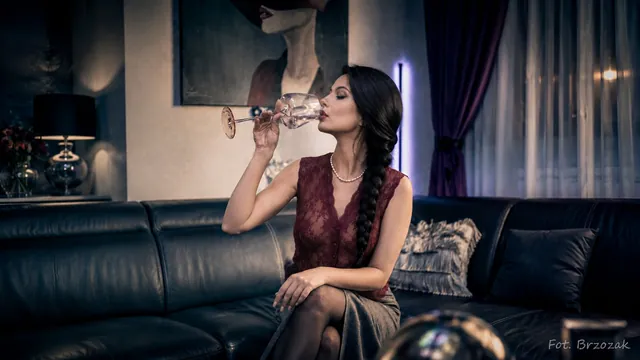 Gość z kieliszkiem w apartamencie Secret