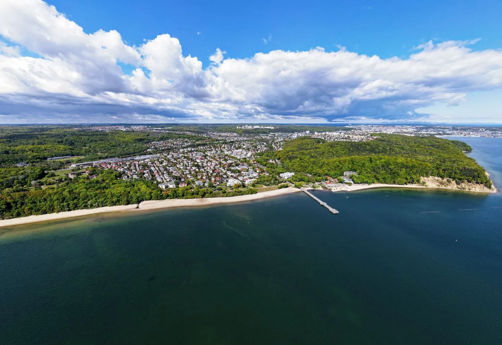 Orłowo z drona: molo, plaża i Zatoka Gdańska