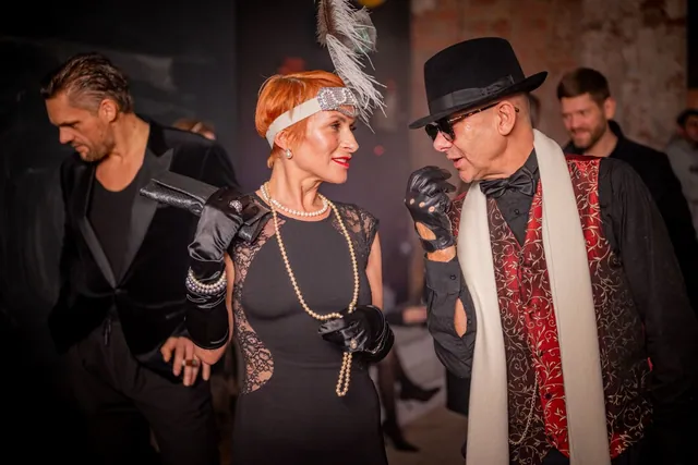 Goście w strojach z lat 20. podczas Brosaq Gallery Night