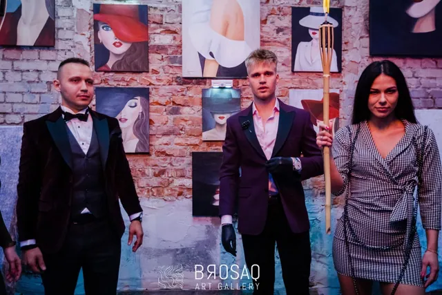 Licytacja obrazu podczas wieczoru w galerii