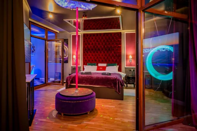 Secret Apartments: apartament z czerwonym łóżkiem
