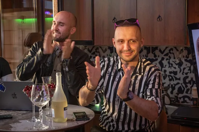 Goście biją brawo podczas wieczoru