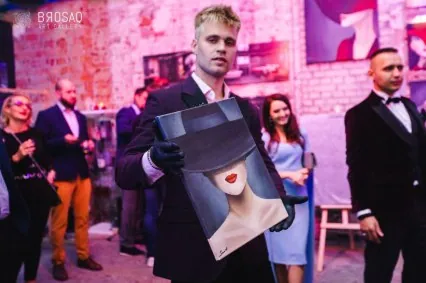 Sekretny Wieczór w Secret Art Gallery: goście, sztuka, rozmowy